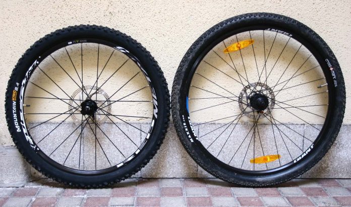 29”-os MTB kerékpárok specifikációja – a méret a lényeg: balra egy 26”-os, jobbra egy 29”-os gép kereke látható