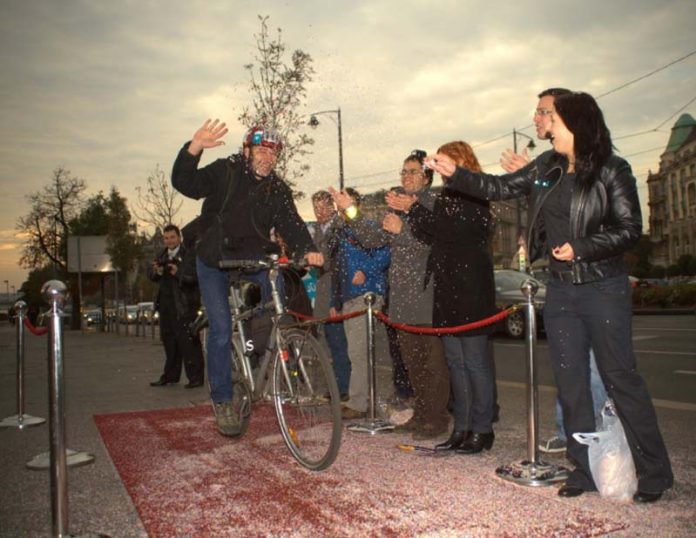 Rivaldafény és konfettieső volt a munkába tekerők jutalma