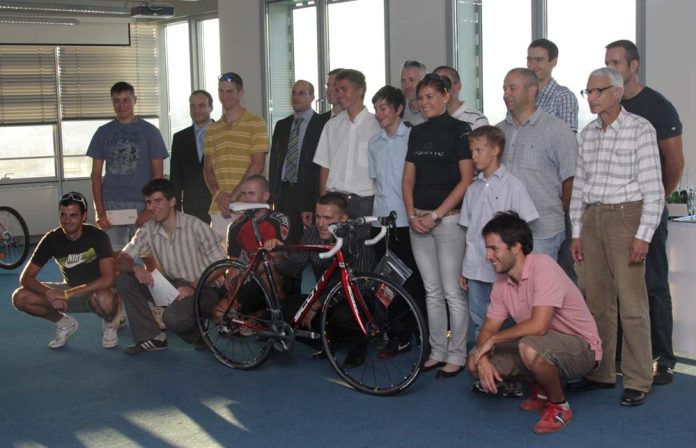 Erste_05 A szervezők és a díjazottak, középen a fődíj, és a boldog nyertes
