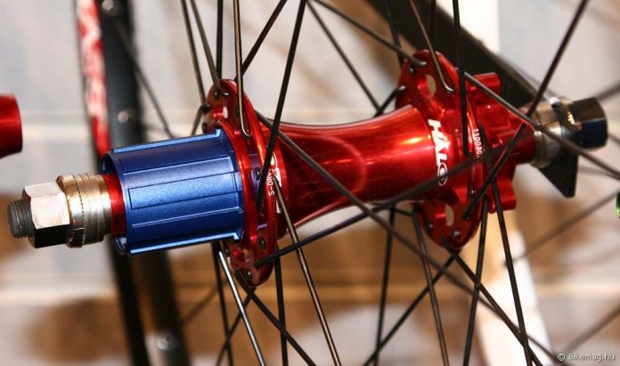 Eurobike 2011: Halo hátsó agy SupaDrive mechanikával, mely egy 120 (!) fogas, tripla kilincses rendszer. Az erőátvitel gyakorlatilag azonnali, a mechanika hangja isteni. Különösen a 4X és DH szakág képviselőinek ajánlja a gyártó, hihetetlen alacsony a tömege is, kb. 310 g. A cuccot az angol DH bajnokságban is tesztelték. Most 35.200 Ft!