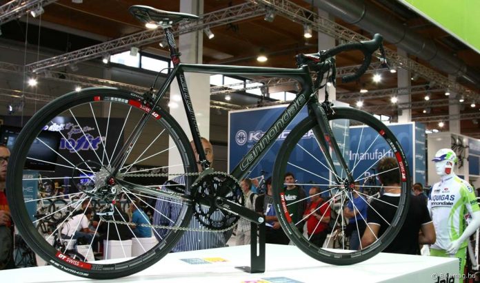 Eurobike 2011 - Cannondale: a Supersix Evo Ultimate-D szerényen azzal lett aranyérmes Award győztes, hogy 4,95 kg (!) az össztömege