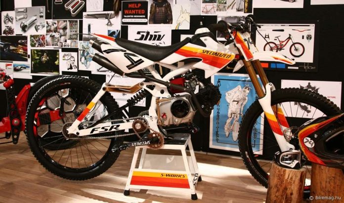 Eurobike 2011: Hányszor hallgattam a Demómon ülve, hogy „hű micsoda járgány, már csak a motor hiányzik róla”. Hát tessék. Kicsit őrültek odaát…