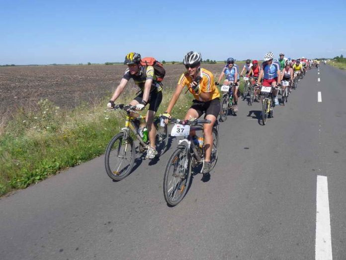 Határon Túra 2011: Pulai Imre olimpiai bajnokkal tekertek Szarvas felé a túra résztvevői