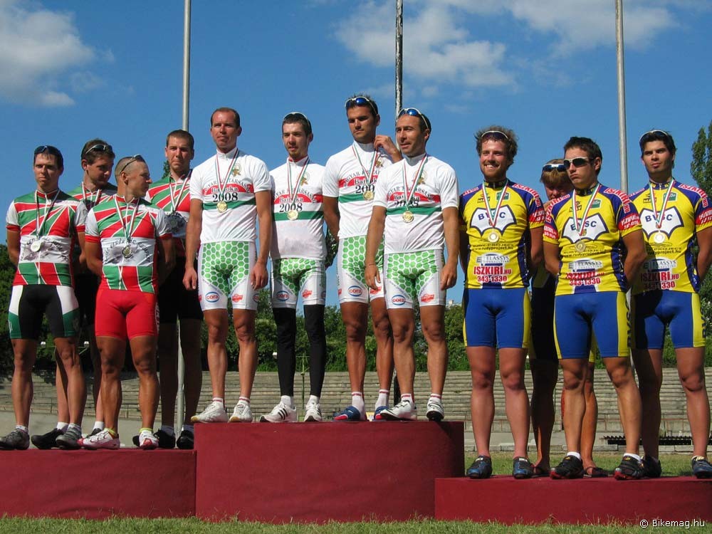 A P-Nívó 4000 méteres üldöző bajnokcsapata 2008-ban a dobogón (balról: Árvai, Kusztor, Madaras, Tisza)