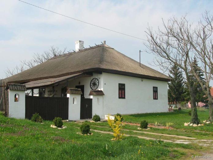 Faluháznak is beillő épület Sarudon…