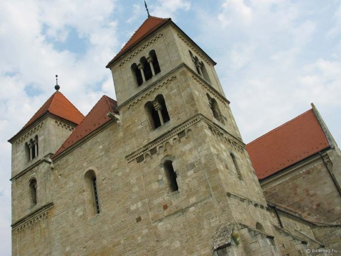Ócsán, a templomban és a környéken forgatták a Katedrális című Ken Follett regényből készült „The Pillars of the Earth” névre hallgató filmsorozatot pár évvel ezelőtt. Ennek apropójából egy komplett kolostor is felépült a falu határában
