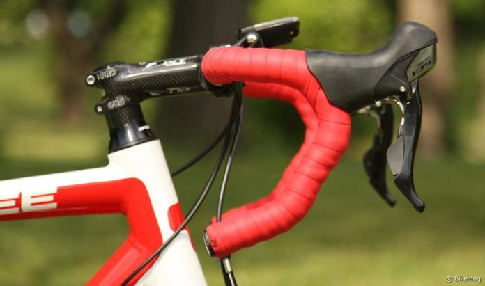 A számok élőben: 95 mm előrenyúlás, 145 mm mélység. A fékkart egy hangyányit rakhattam volna feljebb is – sebaj, majd legközelebb
