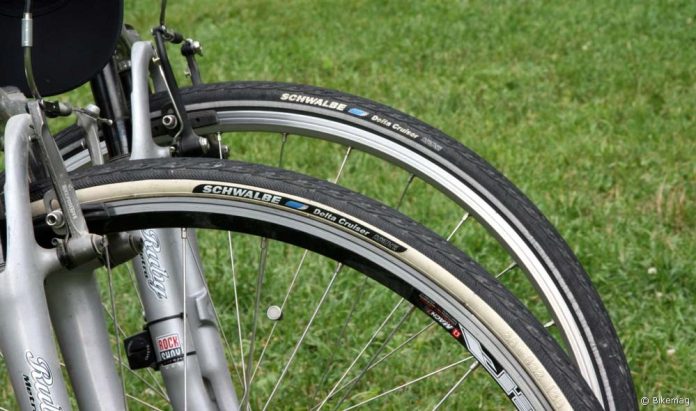 Elöl a krémszínű oldalfalas-, hátul a Reflex csíkos típus látható (Szöveg: Lcs, fotó: Lcs, Schwalbe)