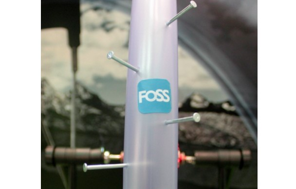 A FOSS valójában nem a defektet előzi meg, hanem speciális alapanyagának köszönhetően az így keletkezett nyílást próbálja szűkíteni, így kevesebb levegő szökik el, akár órákon keresztül működőképes marad a kerék...
