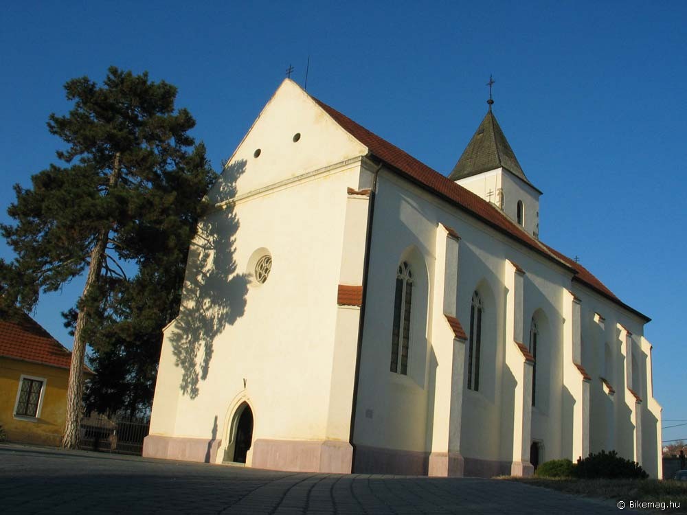 Épségben maradt román kori templomaink egyike, a kőröshegyi