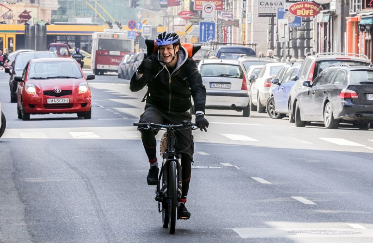 Tilla_Mintha hátulról tolnának.