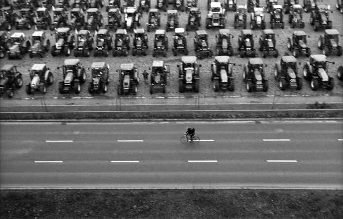 Kerékpáros futár a Dózsa György úton – Canon EOS 50E, 100 mm, 1/60s, f/4, ISO 400 push +1