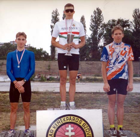 1996-ban a 3000 méteres időfutam ifjúsági bajnokaként, egyben a Bíber Attila emlékserleg nyerteseként, melyet 1980-ban először Somogyi Miklós nyert el. Az ekkor született időeredmény napjainkban is érvényben lévő ifi csúcs. A dobogó második illetva harmadik fokán szintén KSI-s versenyzők: Sipőcz Dávid és Szeredi Róbert