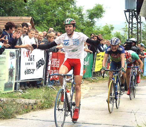 Aurél országúti bajnokként nyeri a "búcsú esztendejében", 2004-ben a Gemenci