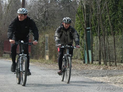 Kóka János és Bodor Ádám bringával érkezik a tervezett országos kerékpárút törzshálózat bemutatása apropójából szervezett sajtótájékoztatóra