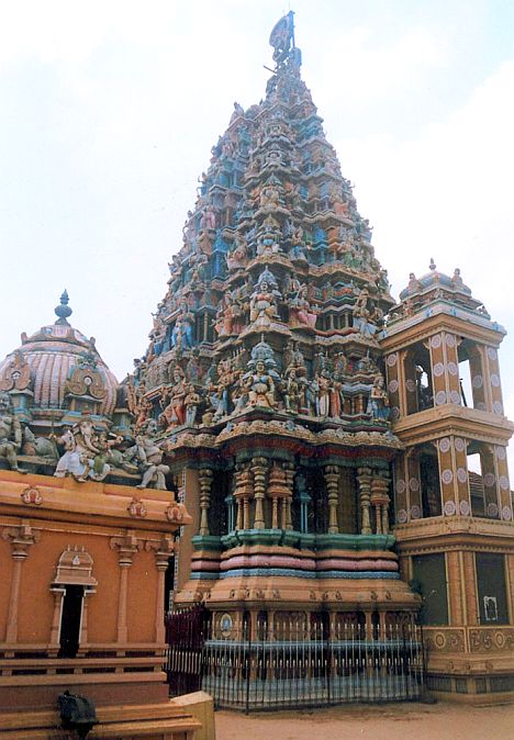 A hindu templomok tetején mesevilág látható – és olykor szálláshelynek is megfelelnek...