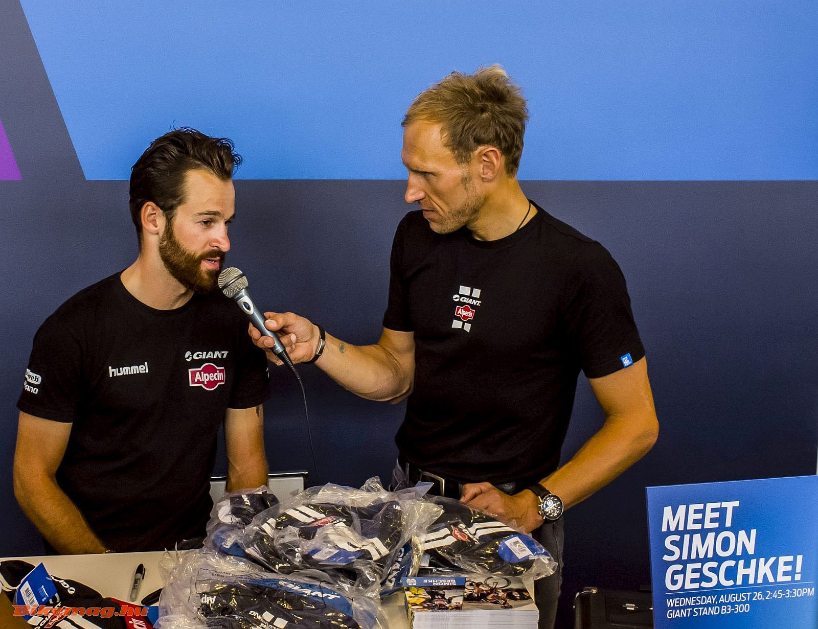 A Giant-Team Tour-szakaszgyőztes bringása, Simon Geschke és az ex-profi Jörg Ludewig együtt népszerűsítik a márkát a standon