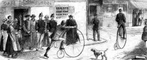 Ugyancsak az 1880-as években készült metszet két angol kerékpáros utazóról Franciaországban. A csodálkozó arcokból azt olvasható le, hogy vidéken, a szegényebb sorban élők körében nem volt túl gyakori látvány egy velocipéd