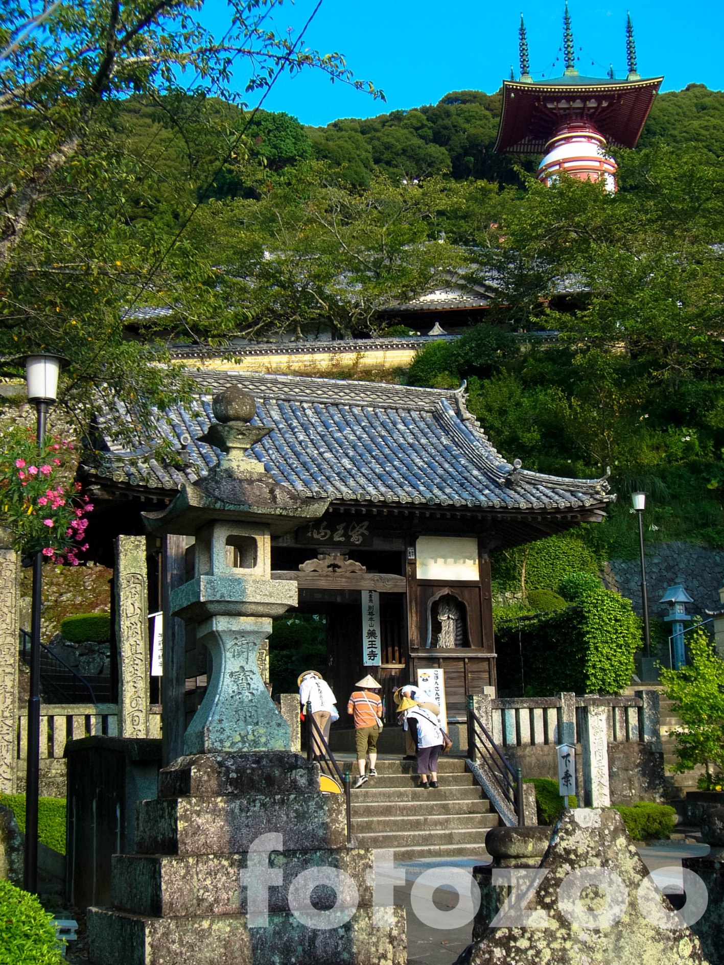 Zarándokok Minami templománál, a legtöbb szentélyhez bizony lépcsőzni kell.