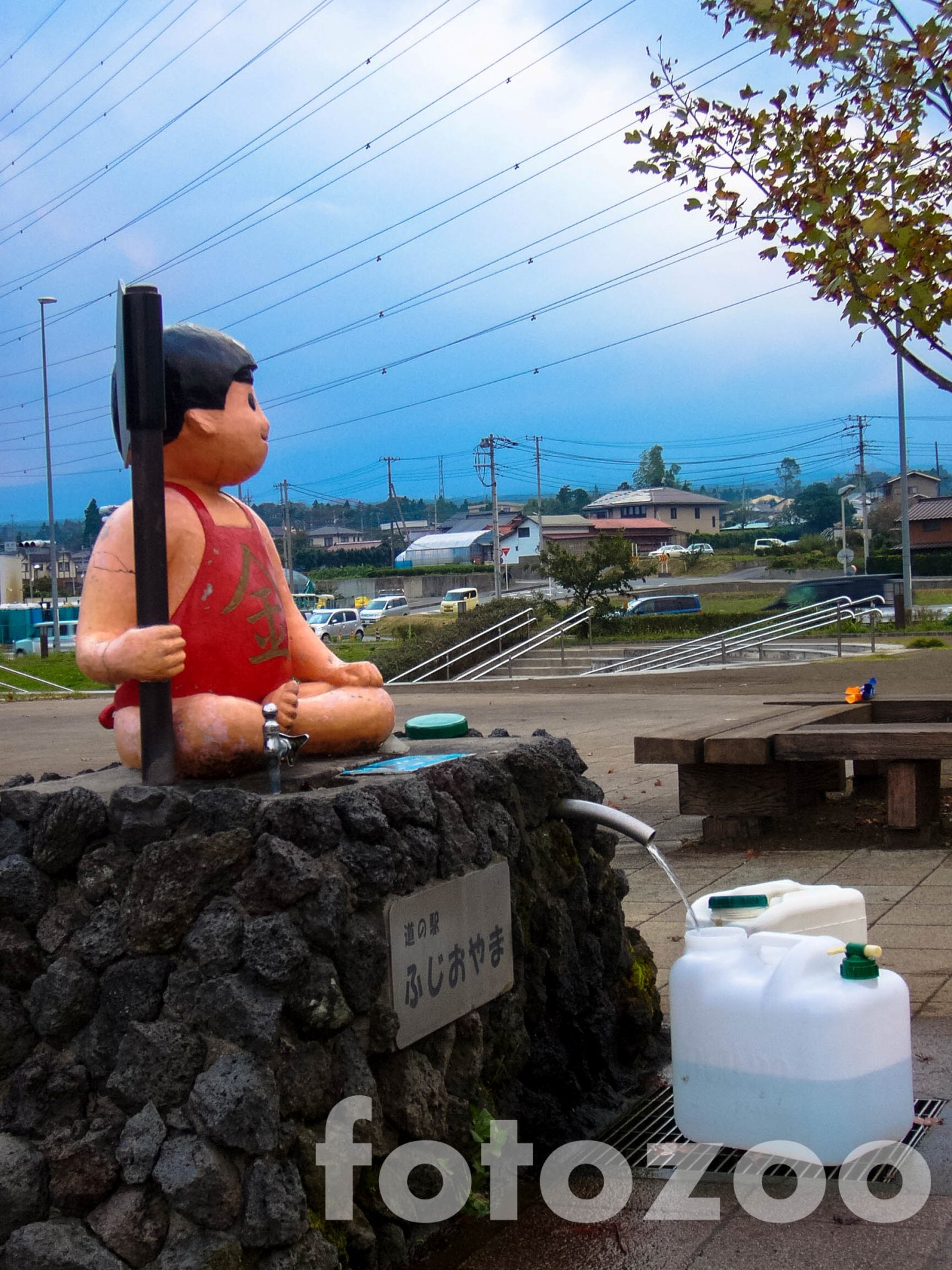 Fuji víz folyik a csőből. A drága ásványvíz itt ingyen iható, sokan kannával érkeznek.