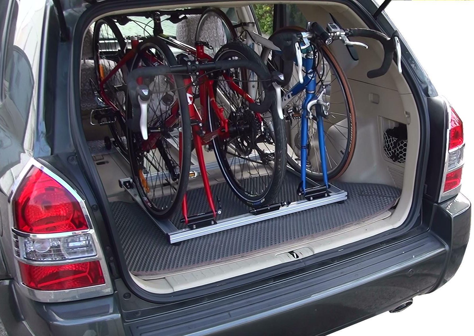 A kerékpárok biztonságosan az autó belső terében szállíthatók...