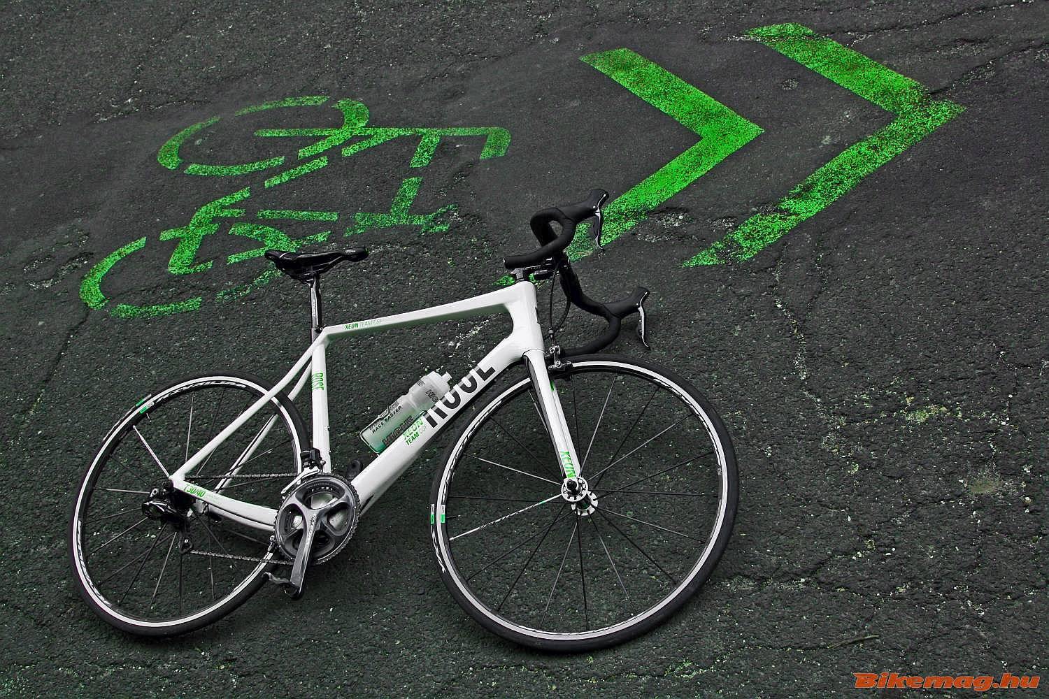Idén már mi is próbálkoztunk kerékpársáv zöldre festésével :-)