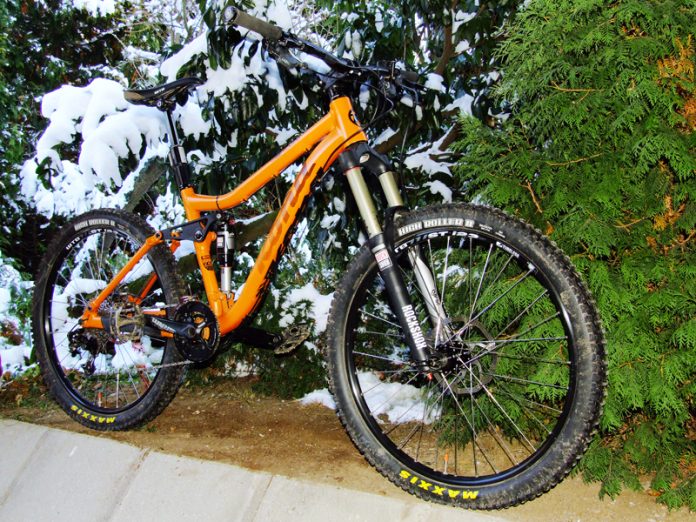 AM köntösbe öltöztetett mini DH bringa