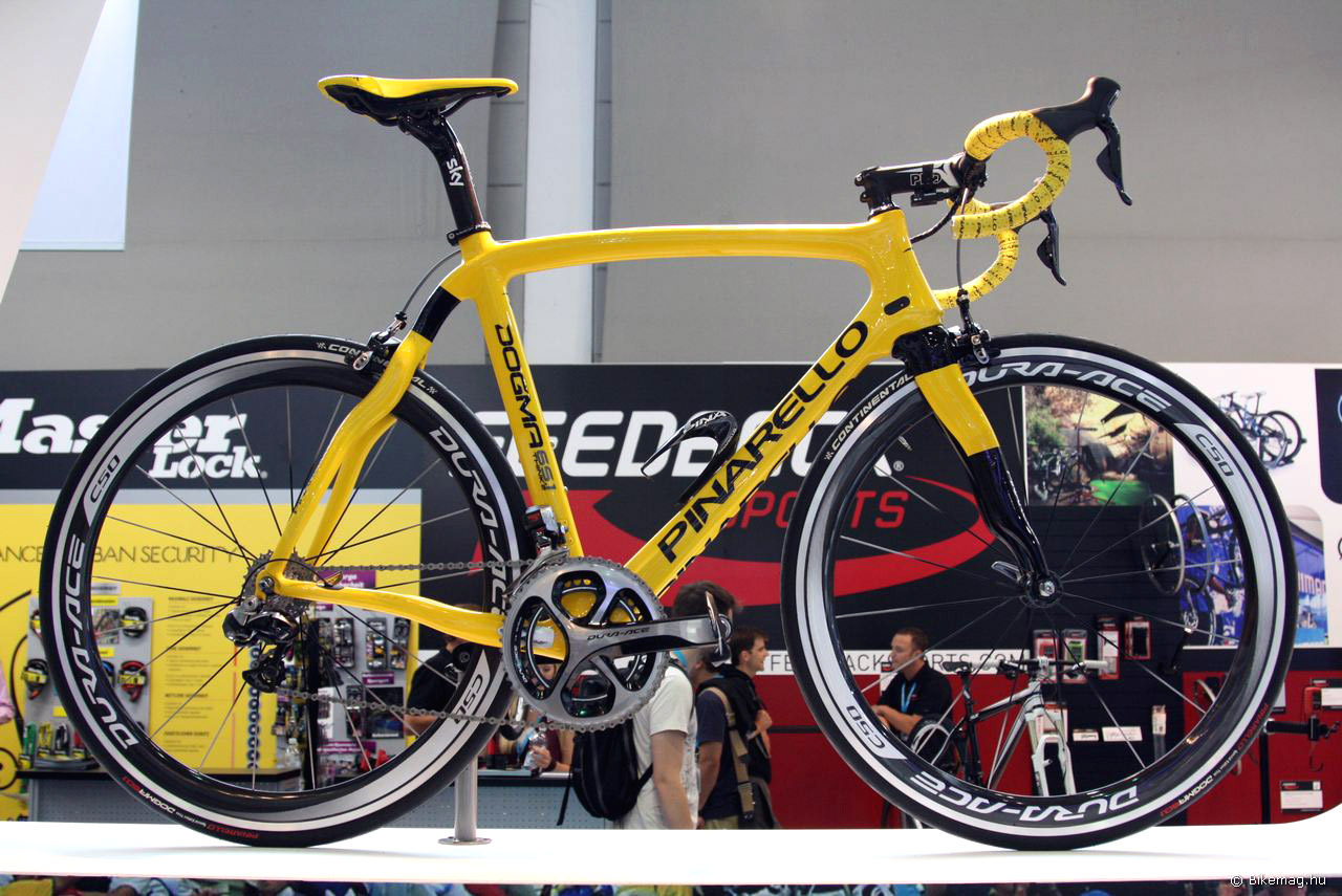 Chris Froome Pinarello Dogma 65.1 kerékpárja a sárga trikóhoz passzoló színben