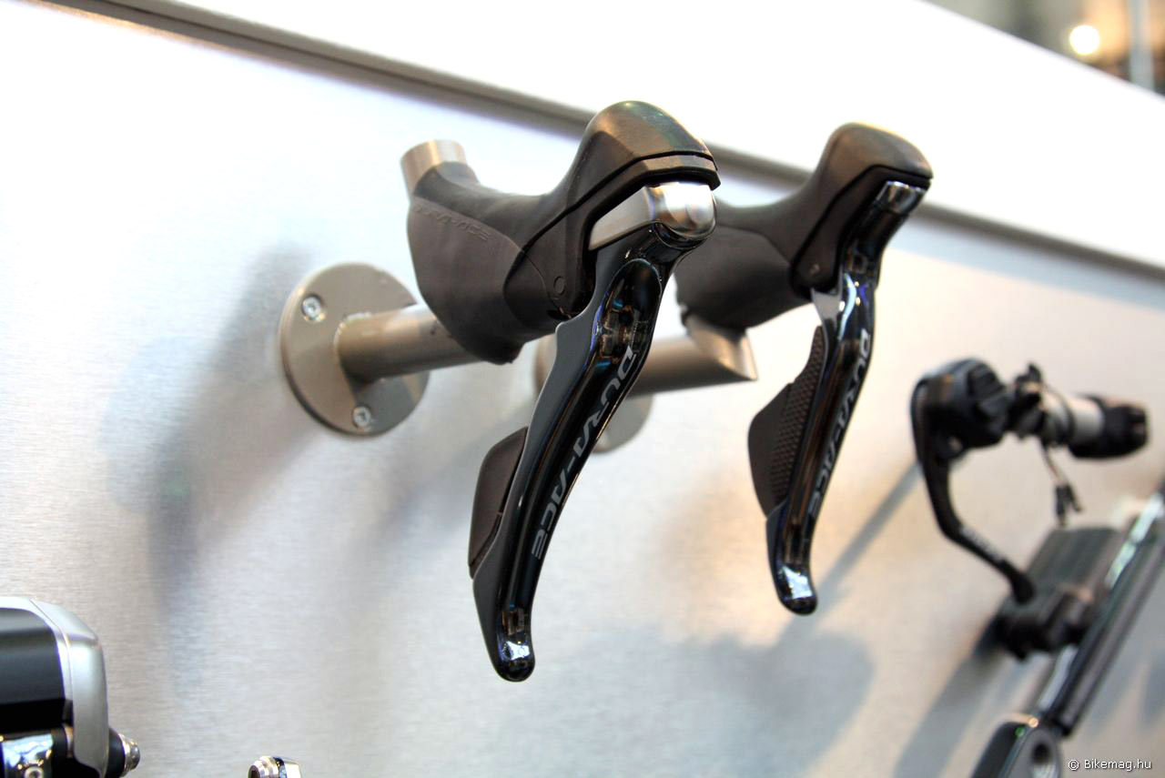 Shimano Dura Ace fékváltókarok - előtérben a mechanikus változat