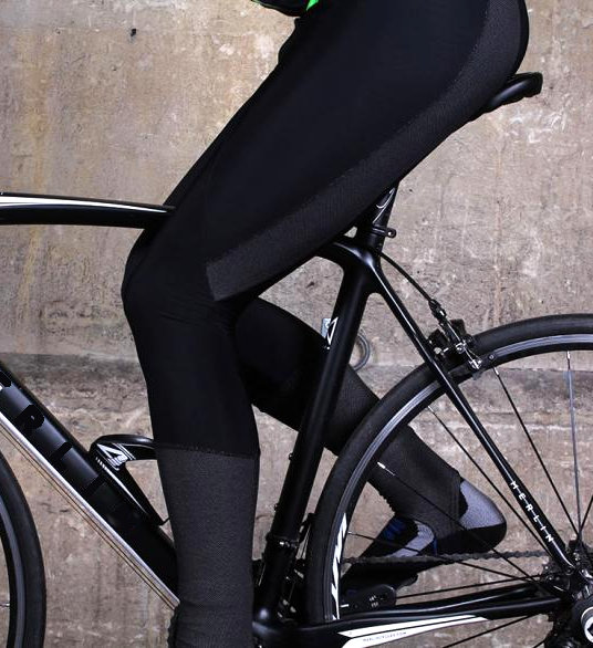 A legfejlettem téli kerékpáros nadrágok a szél és a nedvesség ellen többrétegű membránráteget alkalmaznak...